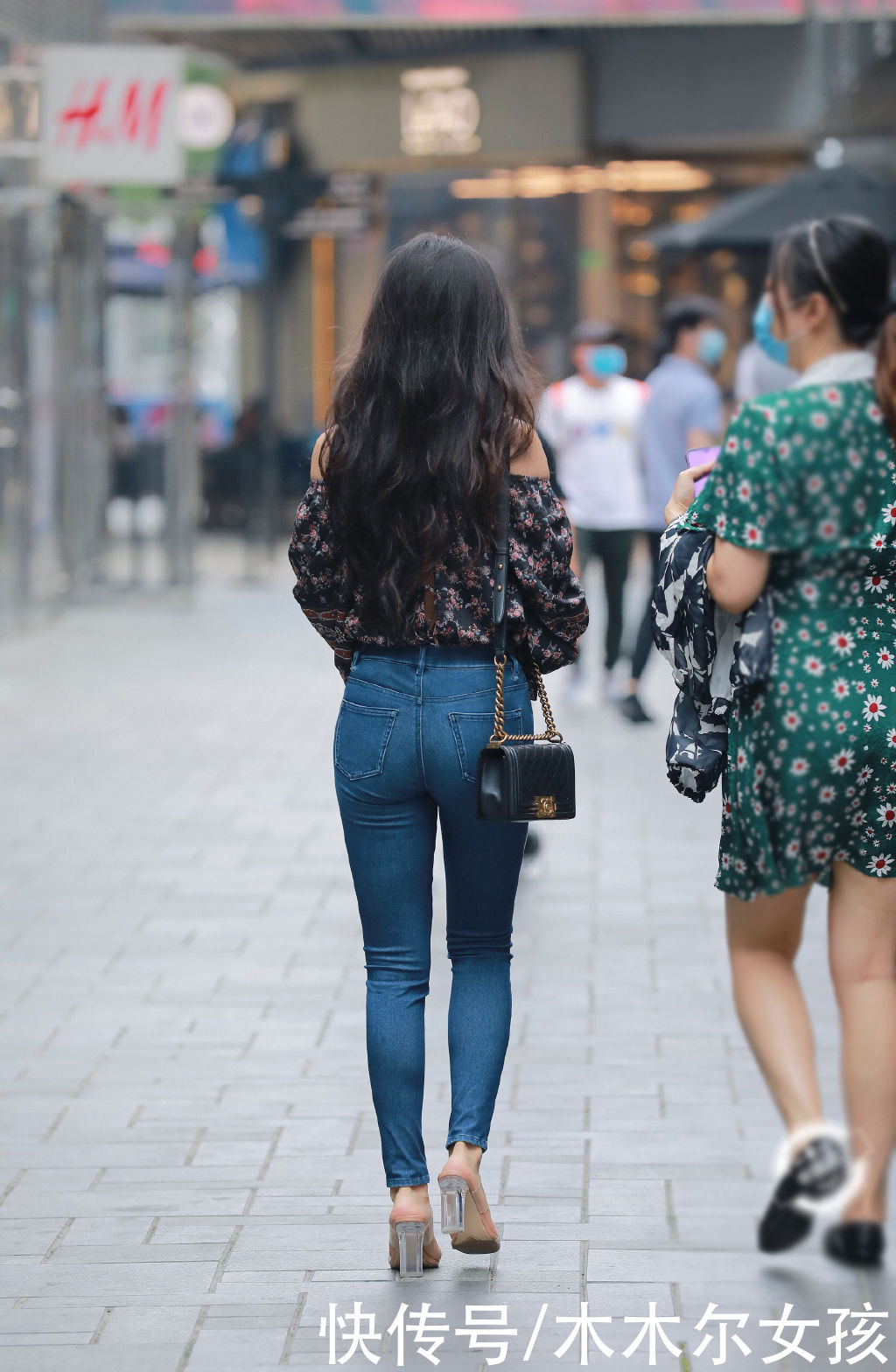 穿搭|牛仔裤款式简约又百搭,夏日出行选择它,穿出休闲有型美出时尚感