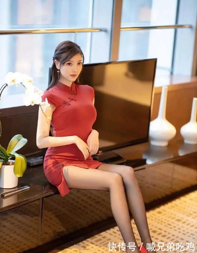 红色 美女真既“大胆”又自信，红旗袍搭配红高跟，这需要多么大的勇气