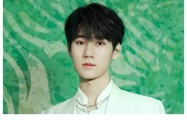 时代少年团跨年彩排:6位红衣少年敲响大鼓,现场气氛热烈美好!