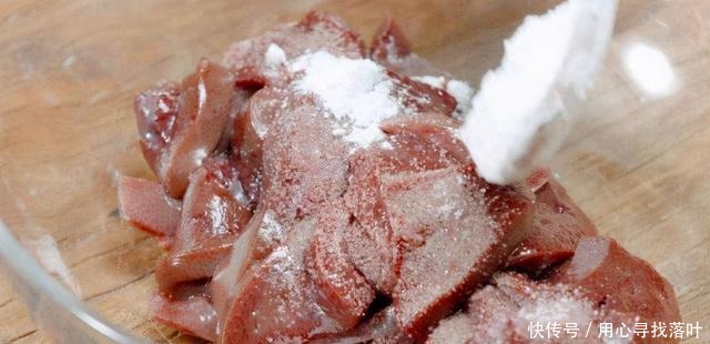 大厨|炒猪肝前,先腌制还是先焯水偷学大厨秘方,猪肝软嫩又入味