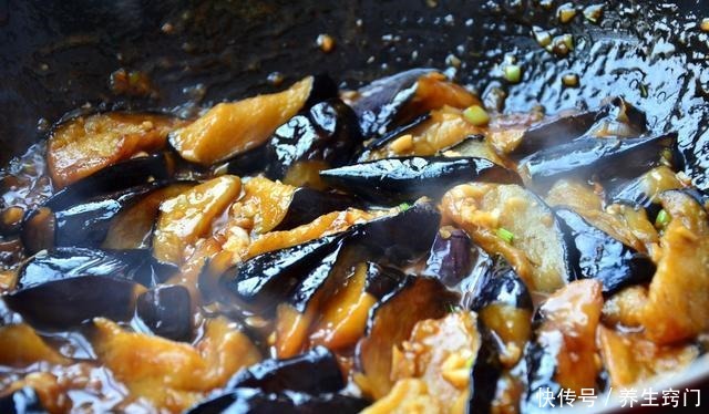 炒茄子时,先放油就完蛋了,今天教你一招,茄子不油不发黑