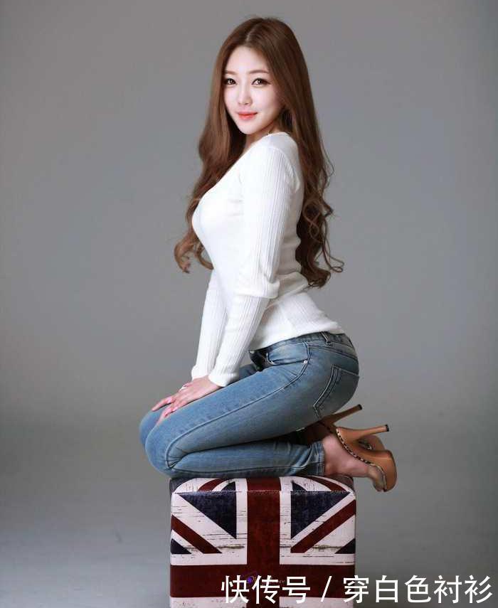 时尚 小姐姐穿搭个性牛仔裤，露出凹凸曲线，展现不一样的非凡气质