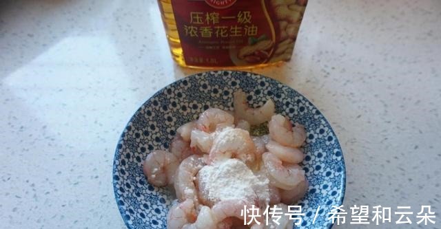 这种让人垂涎欲滴的虾的做法，金牌虾仁面筋，美味可口超好吃！