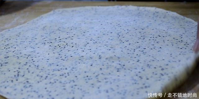 面点师偷偷告诉你,炸麻叶香酥焦脆的秘诀,原来技巧在和面上