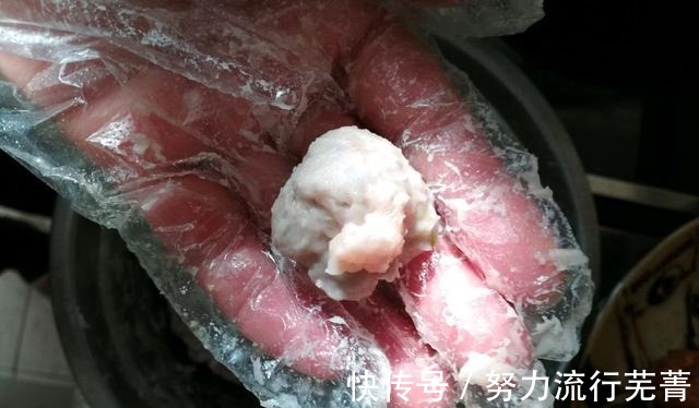 芋头|芋头猪肉丸子外酥里嫩,香糯可口,总是忍不住吃了一个又一个!
