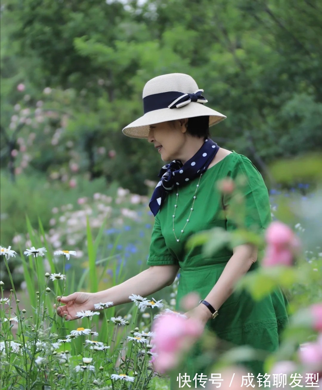彩色|这才是60岁“妈妈辈”的穿搭,真实自然又接地气,优雅大气有品位