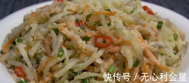 土豆放进锅中蒸一蒸，出锅只要几块钱，好吃便宜，做法简单又实用！