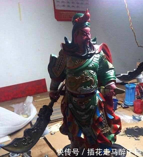 为什么“关公雕像”都是闭着眼睛的?雕像工人:他睁开眼你受不了