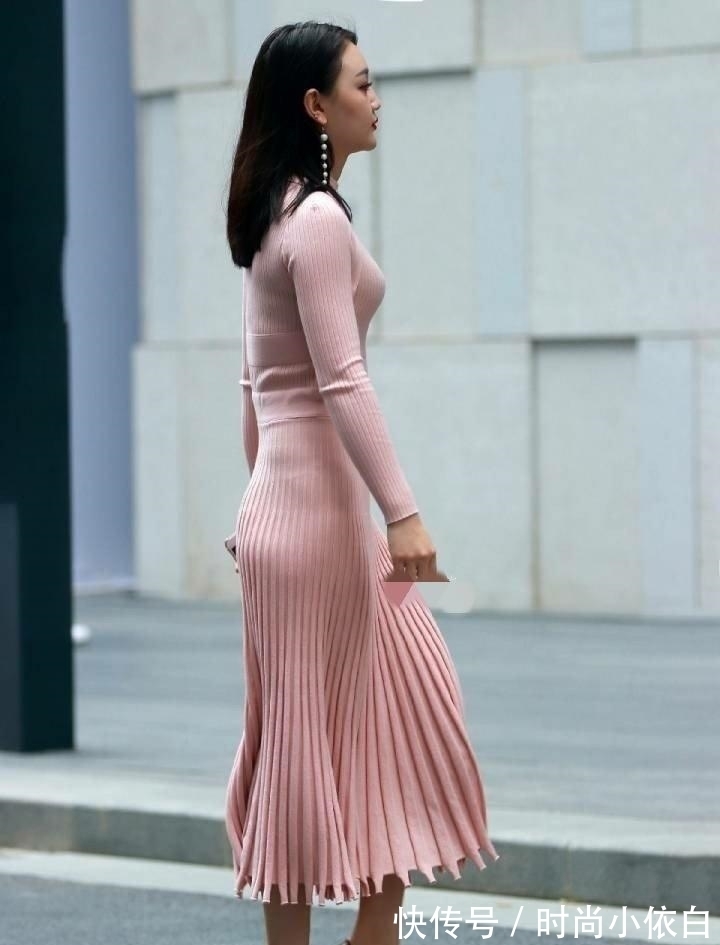 姐姐|姐姐才是“叠层”高手,粉色长裙简约低调,美得自然