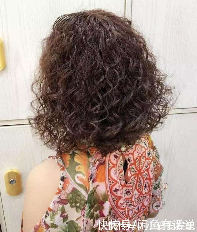 夫人|法国夫人终于扎起“鸡窝头”,换个发型变精致,值得妈妈们借鉴