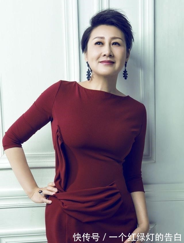 女性 40+的女性适合留什么发型推荐这4款发型,优雅又显气质!