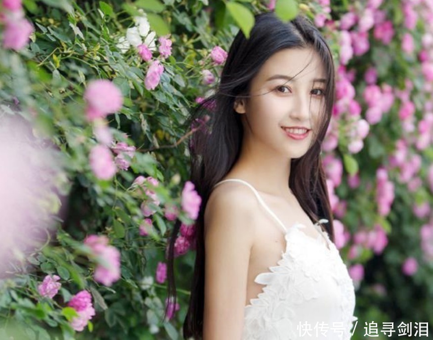 笑容|她被称作最清纯的女孩,娇美容颜配上纯白连衣裙,笑容更是甜美