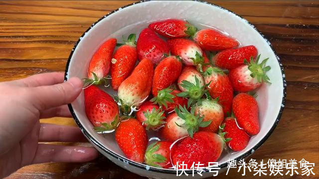 清洗草莓时,有人加盐有人加碱,都不对!教你正确做法,太干净了