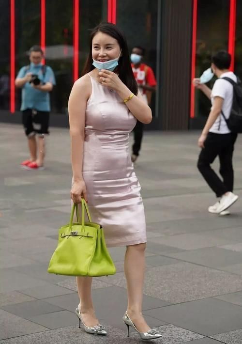 美女 25岁以下少穿高跟鞋,这样来搭配裤子,时髦又显青春活力!