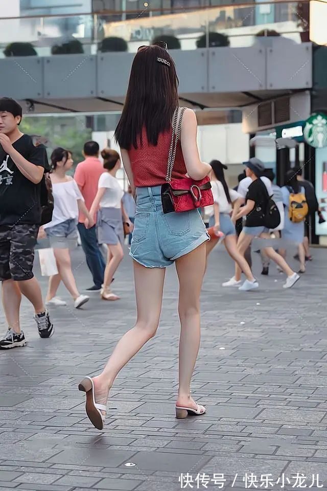 短裤 针织出的挂颈衬衫配高腰裤,修身又显高,谁穿谁好看!