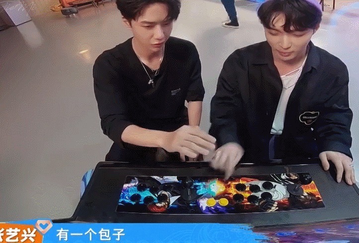 怕被捆绑CP王一博伸手吓得张艺兴猛地后缩拒肢体接触,避嫌明显