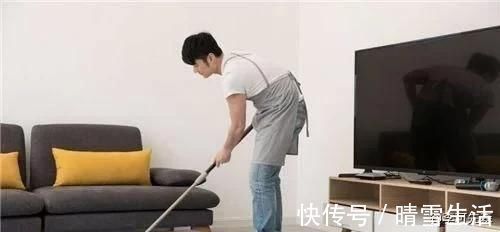 让座|“最美孕夫”火了,医院产检没人让座,准爸爸蹲坐当椅给孕妇坐