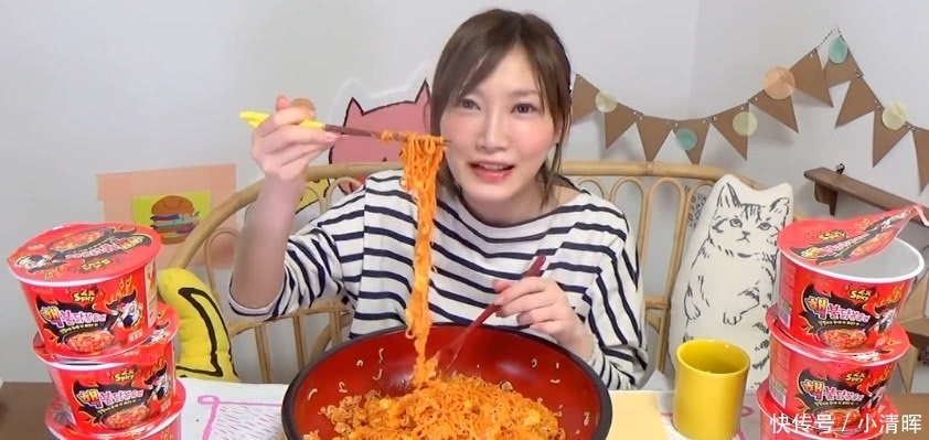 模仿|日本小姐姐模仿大胃王密子君，吃下10斤火鸡面，结果让人尴尬了