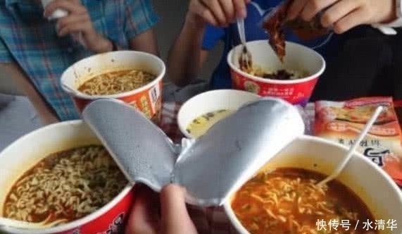 吃不饱|为啥泡面“一包吃不饱,两包吃不完”看完才发现商家的“猫腻”