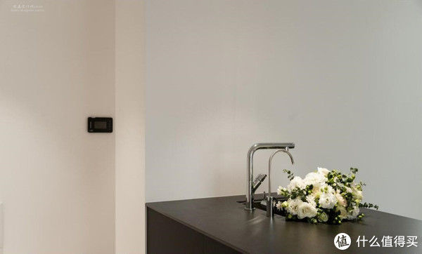 客厅|80后太太的“穷装”新居火了,大白墙不吊顶,却被评为最美盐系家