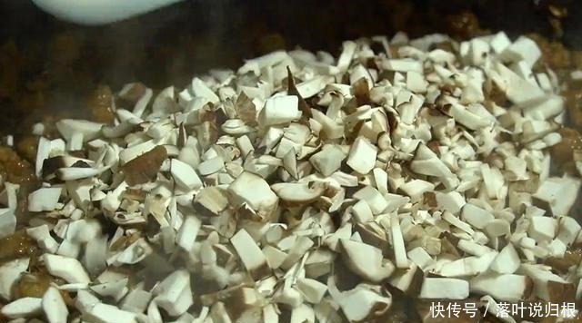 香菇|孩子超爱吃的酱肉包子,个个皮软馅大,酱香浓郁,鲜嫩多汁,解馋