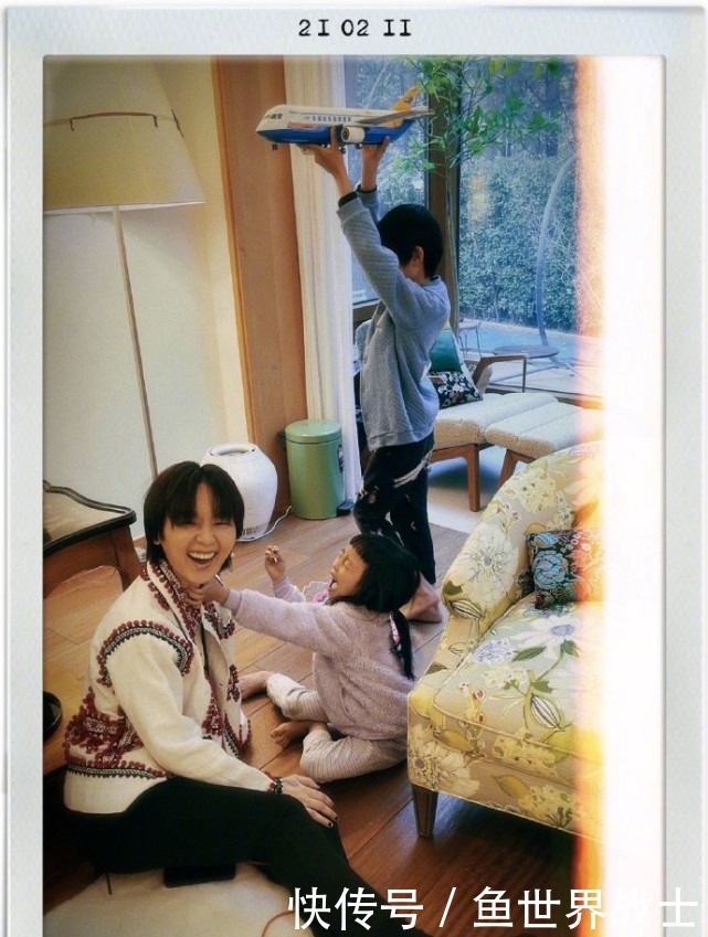 机智回答逗趣十足,兄妹俩的对视太有爱了!