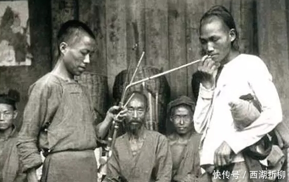 老照片|老外拍下的老照片:图3女兵被美军抱走,图5是富察皇后住的地方!