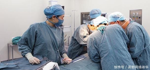 羊水|宝宝一出生满身满嘴的粪便，粗心孕妈的做法连医生都生气了