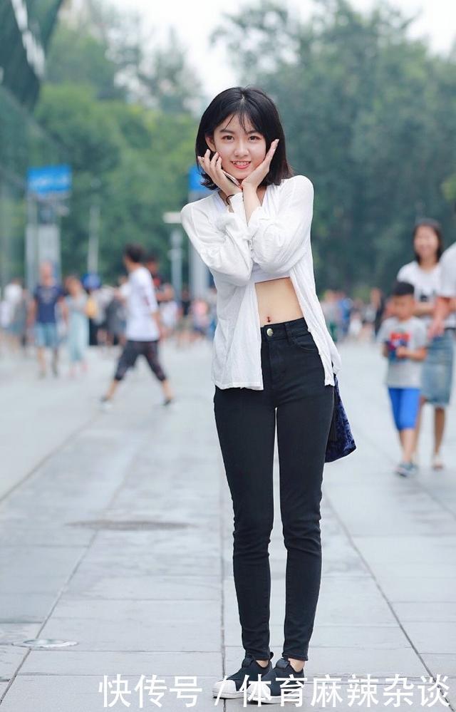 颜色|白色和黑色的颜色搭配,妹妹的短发也很纯净可爱