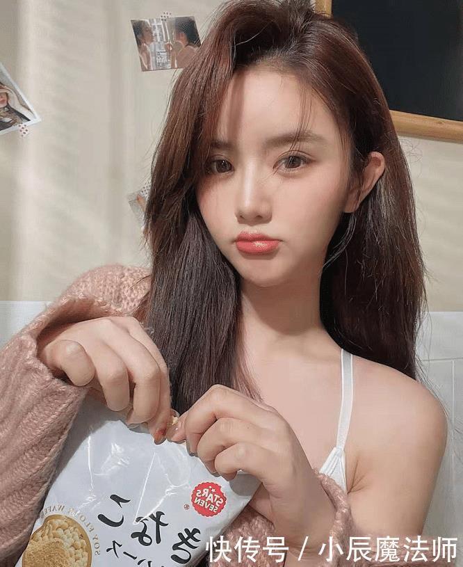 小姐姐迷离的眼神，小吊带搭配宽松针织衫，让人浮想