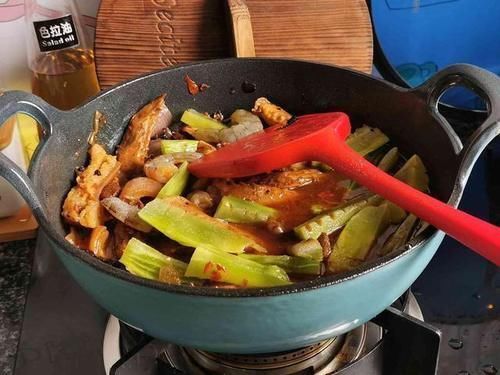 韩国游客在中国,这应该是穷人吃的吧中国网友这个不便宜