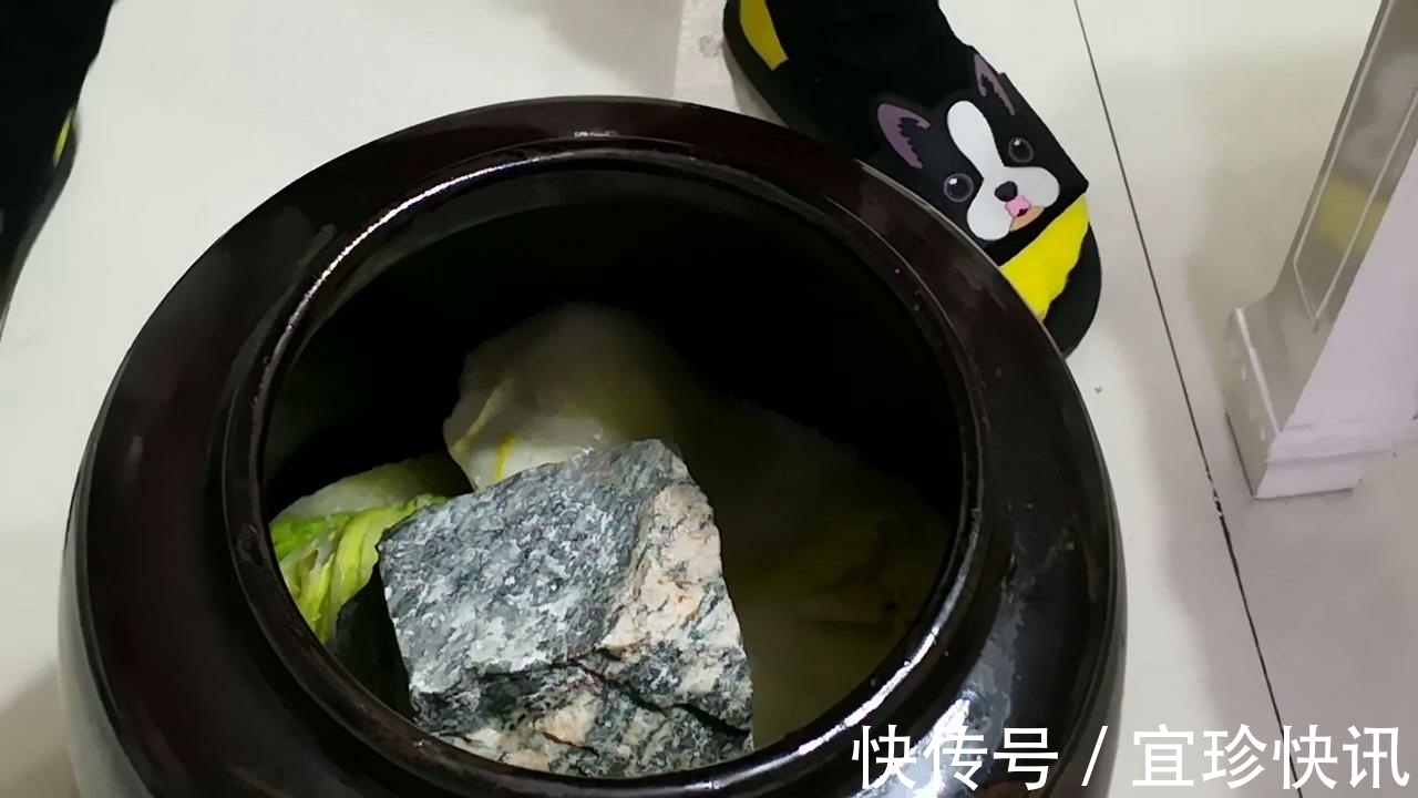 腌酸菜时，最忌直加盐腌，多加1步，酸香味浓郁，放1年都不坏！