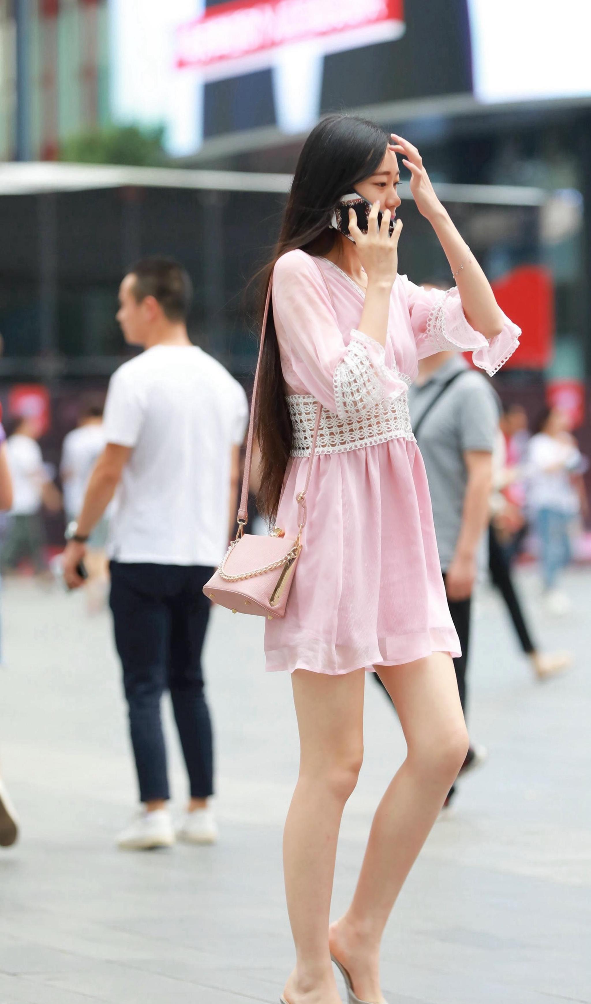 粉色 穿着粉色连衣裙的美女,纤细白净的大长腿,真是惹人羡慕