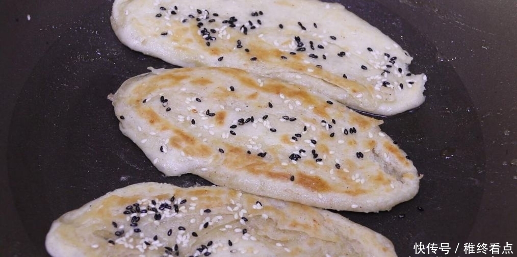 这是椒盐酥饼的做法,咸香可口,外皮超酥,轻轻一碰就掉渣