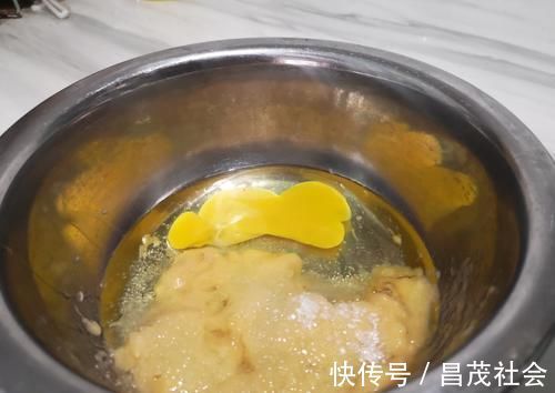 家有烤箱的一定要试试，不用打发，简单搅拌就能做的蛋糕，太香了