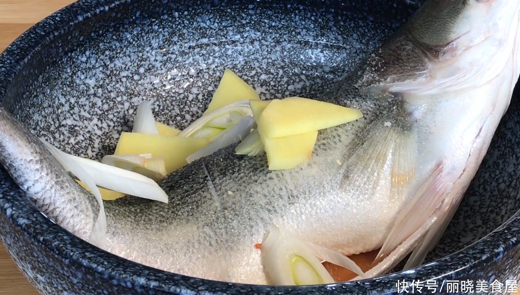 不管煎什么鱼，切记不要直接下锅，教你一招，不粘锅不掉皮