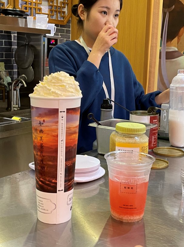 吧台|工位边上就是奶茶吧台，每天都有“喝不完”的奶茶！茶饮研发师到底有多爽？