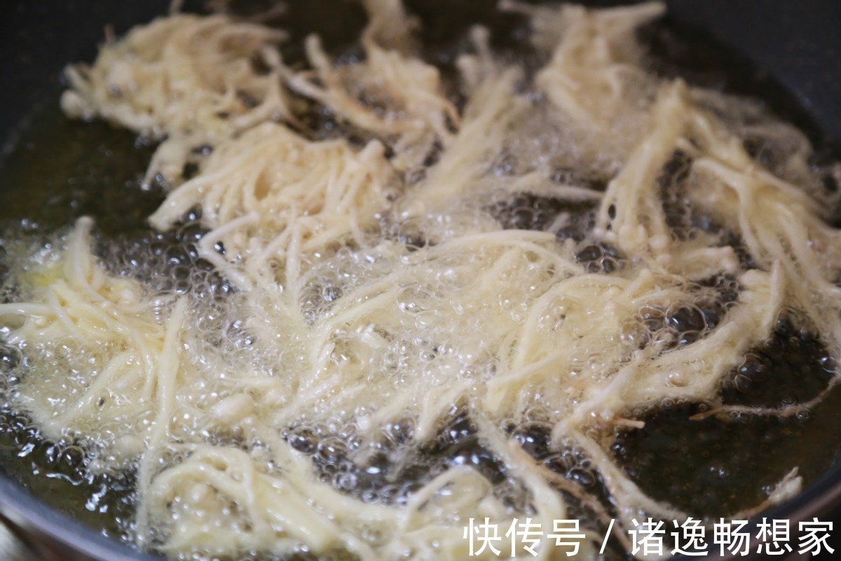 酥脆|金针菇裹上面粉在油锅中炸一炸，酥脆可口，越吃越香