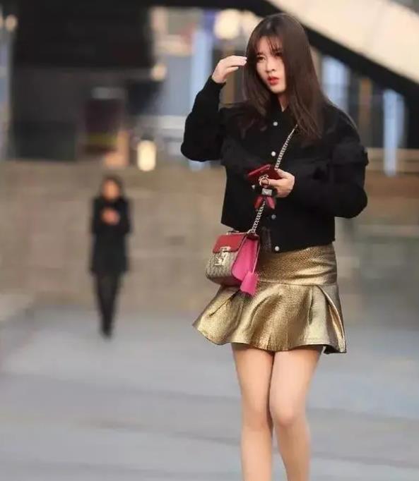 街拍:时尚的酒红色瑜伽裤,小美女穿起来清爽又减龄,清爽大方