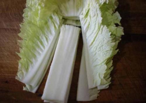 炒白菜,直接下锅炒是外行!学会4个技巧,酸辣又脆爽,还不出水