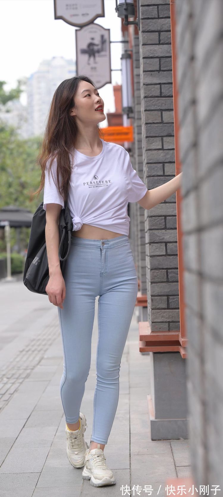 百褶裙 白牛仔裤穿在身上,总是会给人一种简约大方的感觉