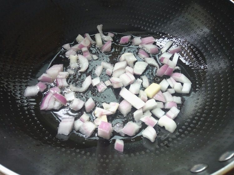 电饭锅也能做出来美味的腊肉饭，鲜香美味，有菜有肉