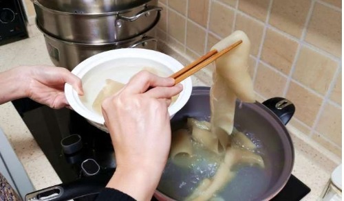 猪皮这样吃才叫爽,不炒也不炸,一次做一锅,一锅都不够吃