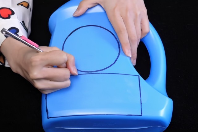 洗衣液瓶子别扔了，简单改造一下，放在床上，全家人都要抢着用