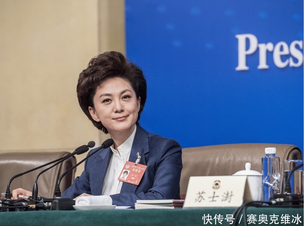 海霞私下的时候也挺正式的,穿职场装显气质,双眼迷离却很温柔