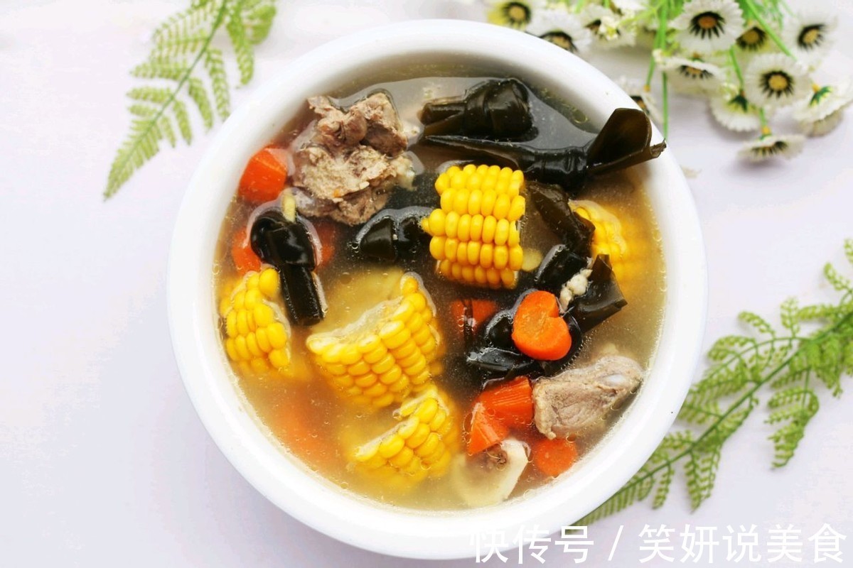 秋天干燥多给家人煲汤喝，玉米海带筒骨汤，滋补营养还好喝
