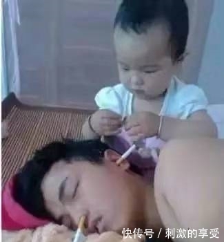 |搞笑图片幽默段子笑话:孩子,爸爸醒来会打你的哦,哈哈哈