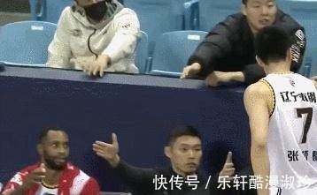 cb全身都是假动作,郭艾伦假装击掌晃晕张镇麟,网友别跟傻子玩儿