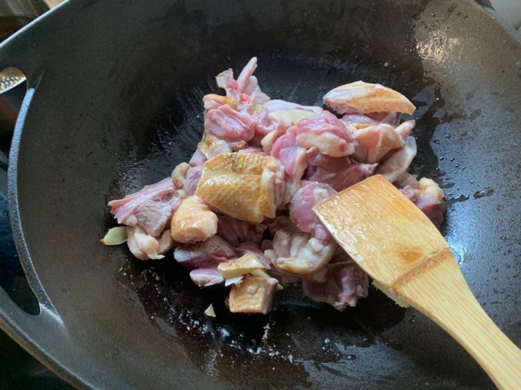 下饭菜海带烧鸭肉,味道鲜香不油腻,好吃有营养