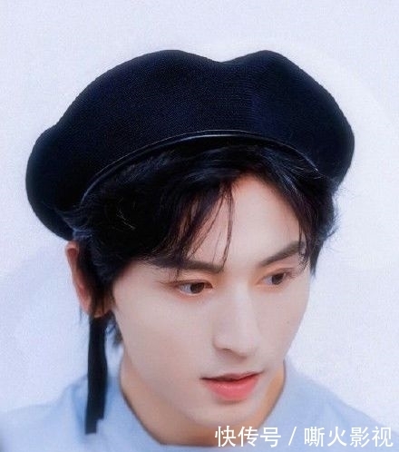 张哲瀚读粉丝信感动,献唱生日快乐和同手同脚歌